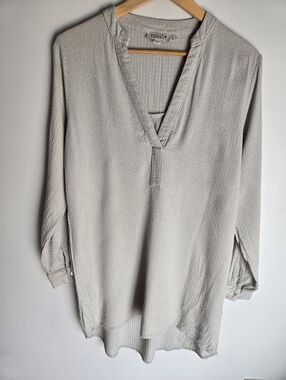 MOLLY BRACKEN Soft Light Gray-Green V-Neck Textured Viscose Tunic Dress